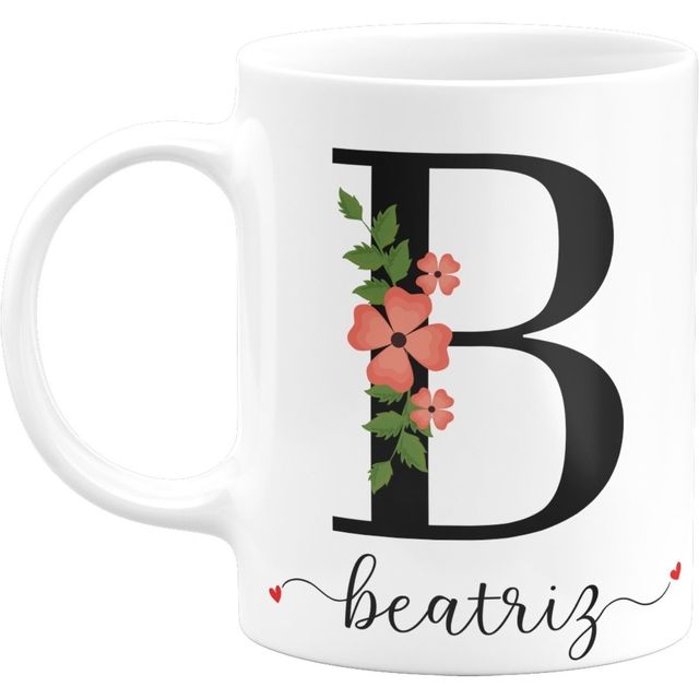 Caneca branca com a letra B decorada com flores e o nome Beatriz
