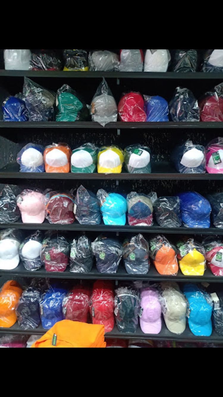 Bonés de várias cores expostos em prateleiras