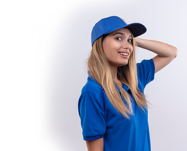 Mulher usando boné azul e camisa polo azul