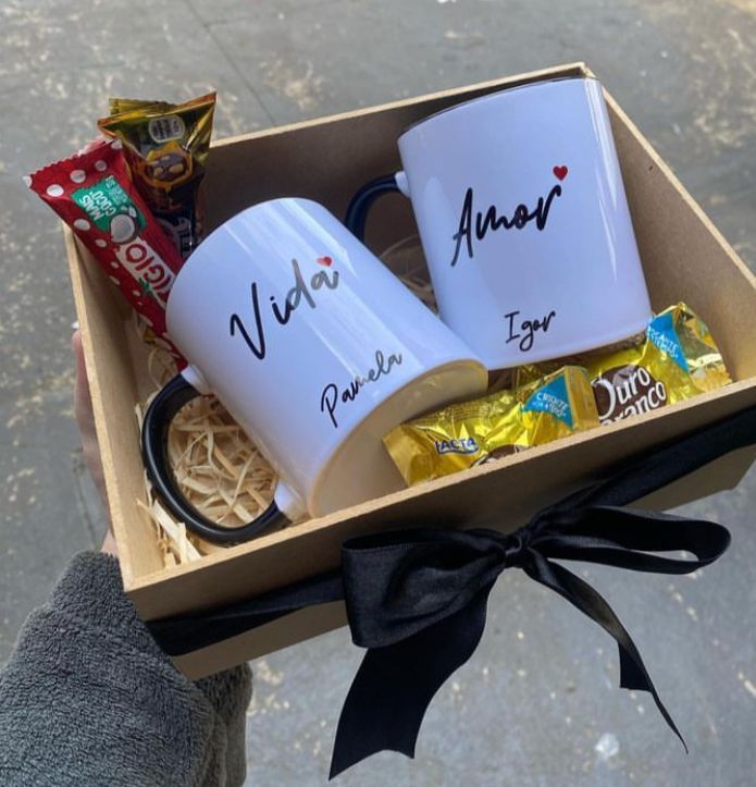 Kit presente com duas canecas personalizadas com nomes
