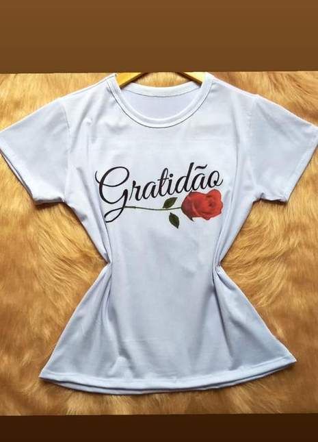 Camiseta branca estampada com a palavra "Gratidão" e uma rosa vermelha