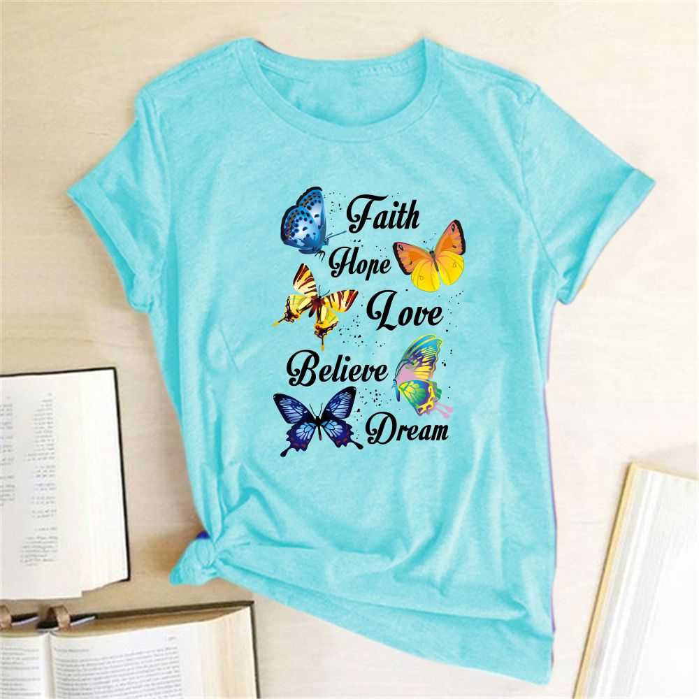 Camiseta azul-turquesa estampada com borboletas e frases em inglês