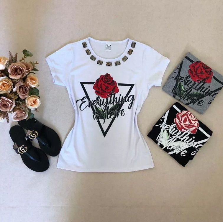 Camiseta branca com estampa de rosa vermelha e lettering