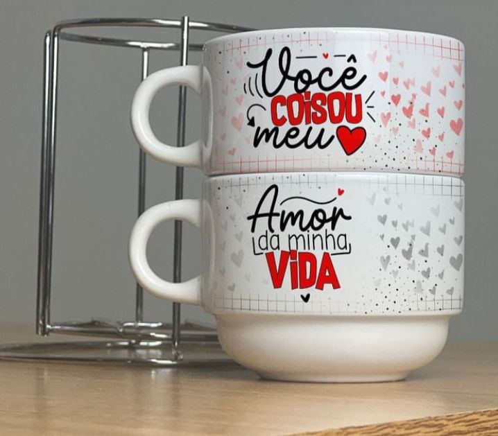 Xícaras empilhadas com frases românticas em vermelho